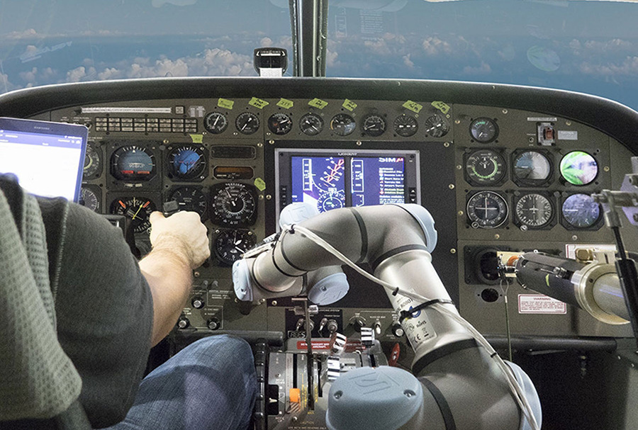 Piloto automático ALIAS lleva los mandos de un avión turbohélice. 1 alias