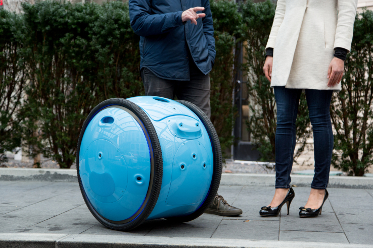 Los fabricantes de Vespa diseñaron un lindo robot para llevar tus cosas 1 park mode