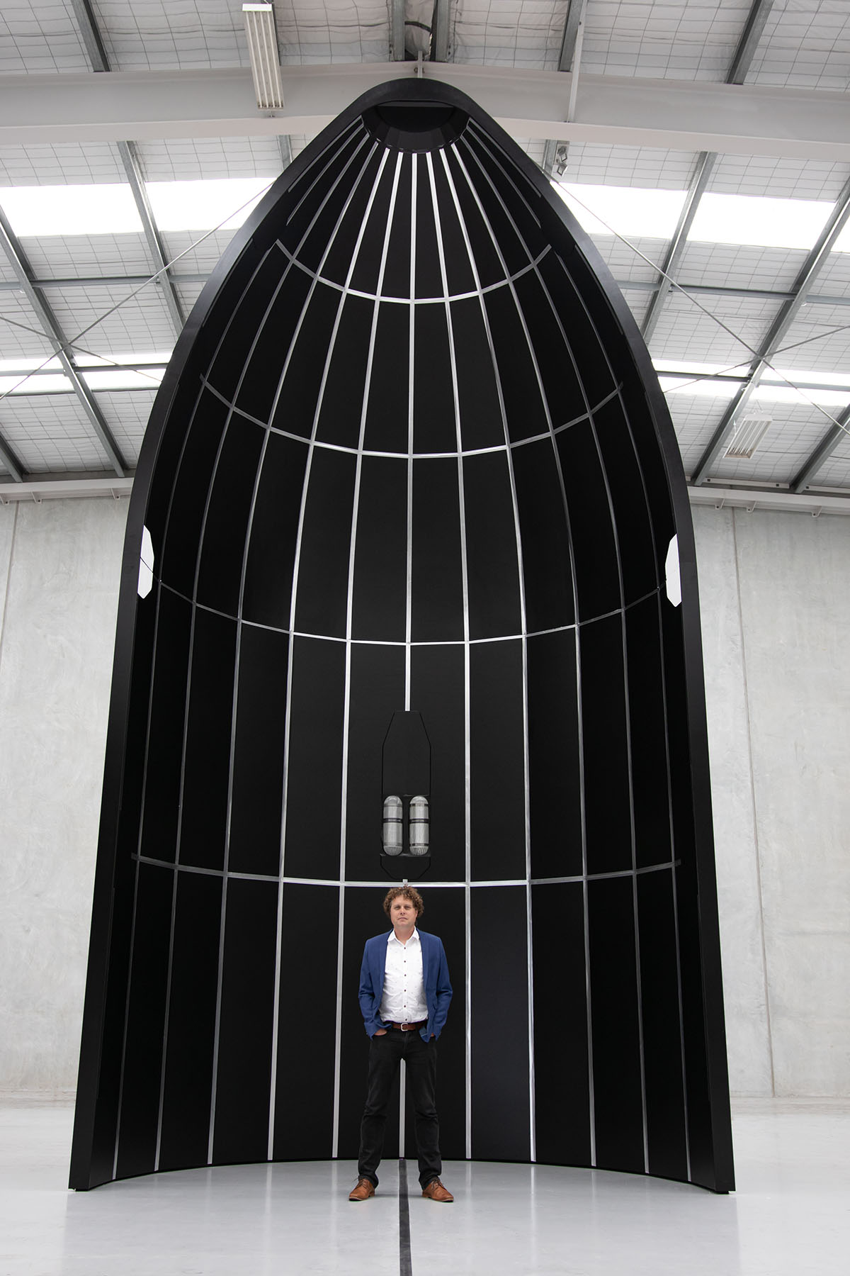 Mitad del carenado del Neutron, Beck se encuentra en el interior demostrando lo grande que será el cohete