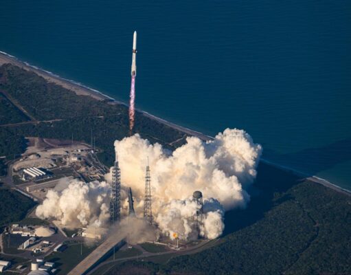 Jeff Bezos quiere poner centros de datos de IA en el espacio para competir con SpaceX